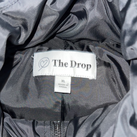 Elegant Black Puffer Jacket for Women cropped adjustable - Picture 7 of 9